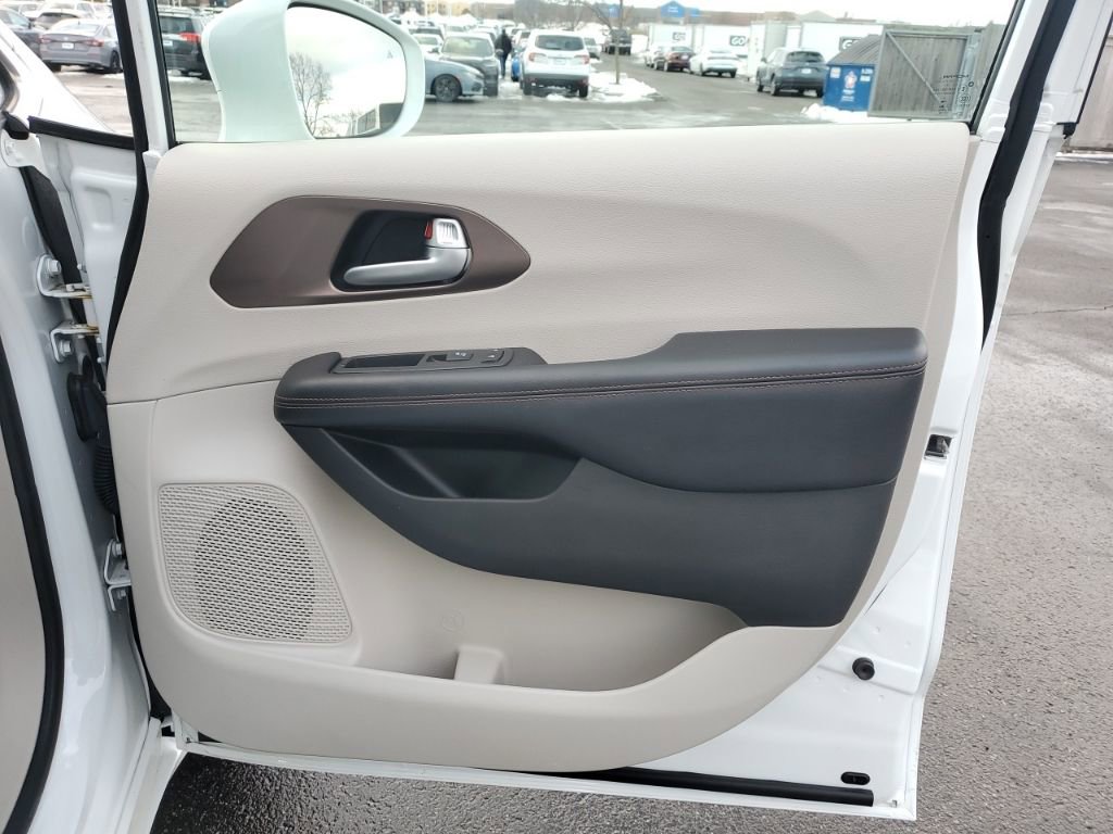 Used 2018 Chrysler Pacifica Touring Plus image 37