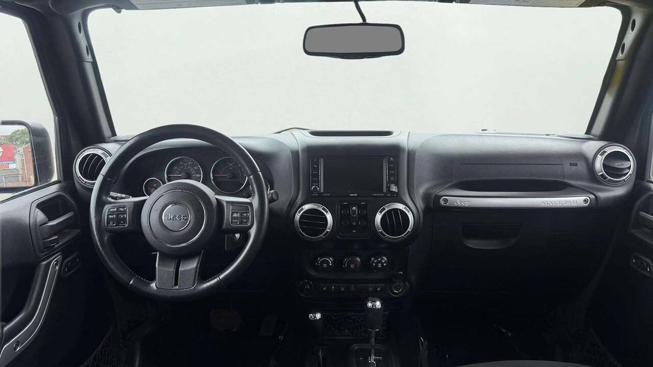 Used 2015 Jeep Wrangler Unlimited Sahara w/ Connectivity Group AWD/4WD image 15