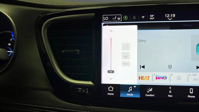 Used 2024 Chrysler Pacifica Limited FWD image 31
