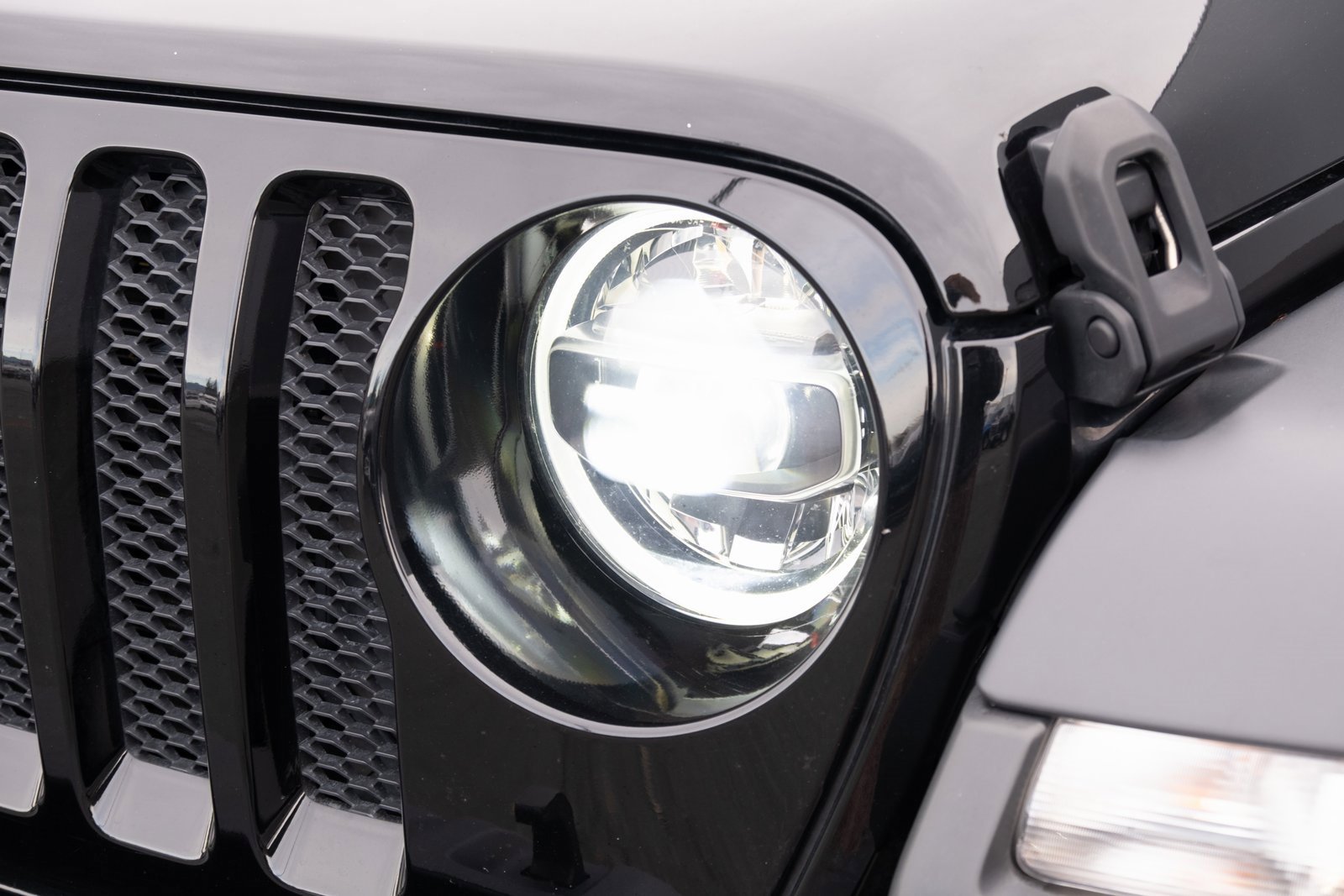 Used 2022 Jeep Wrangler Unlimited Sport w/ Uconnect 4C Nav & Sound Group image 17