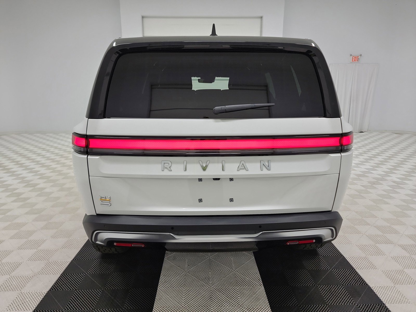 Used 2024 Rivian R1S Adventure image 4