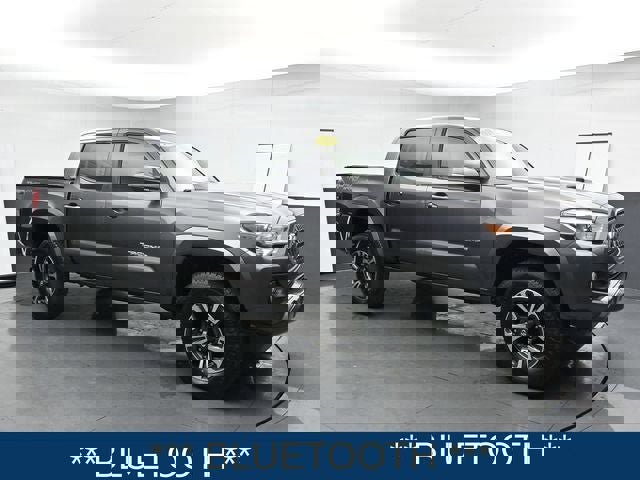 Used 2018 Toyota Tacoma TRD Sport image 3