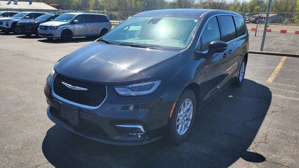 Used 2023 Chrysler Pacifica Touring-L image 2