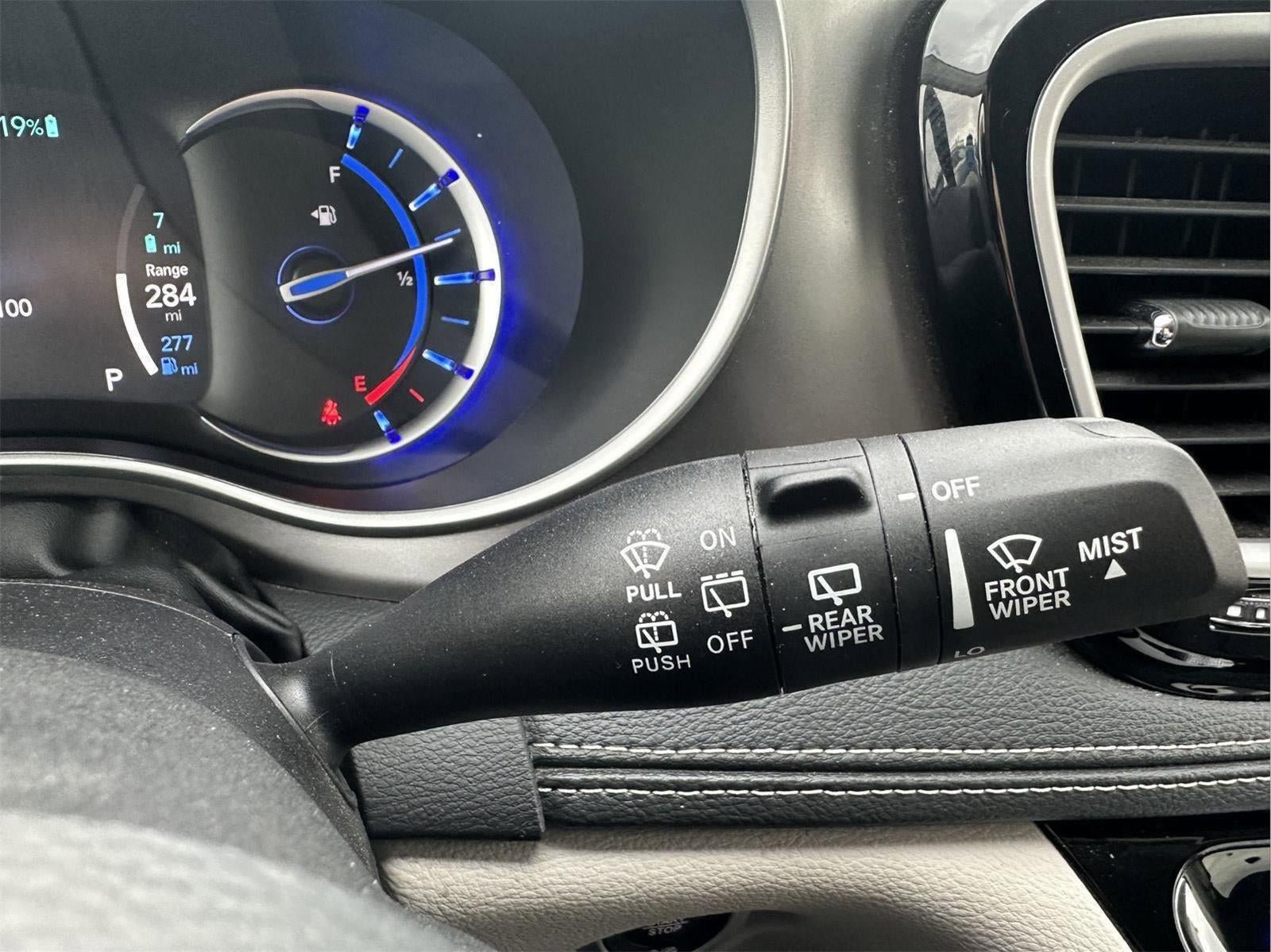 Used 2024 Chrysler Pacifica Select FWD image 24