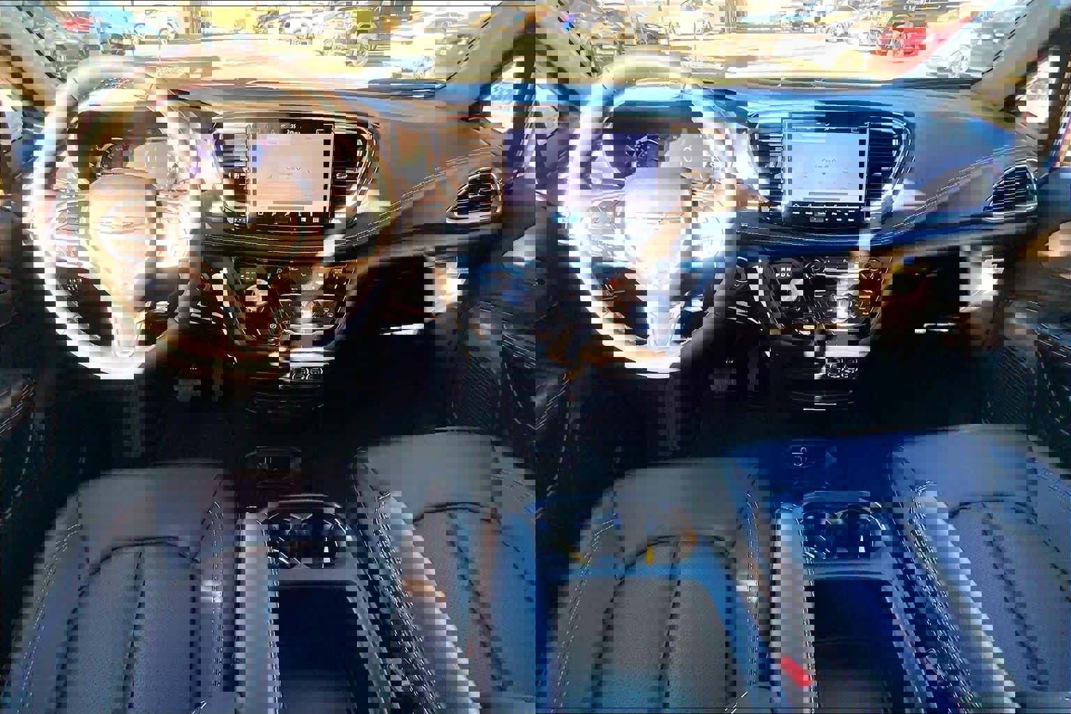 Used 2025 Chrysler Pacifica Select image 16