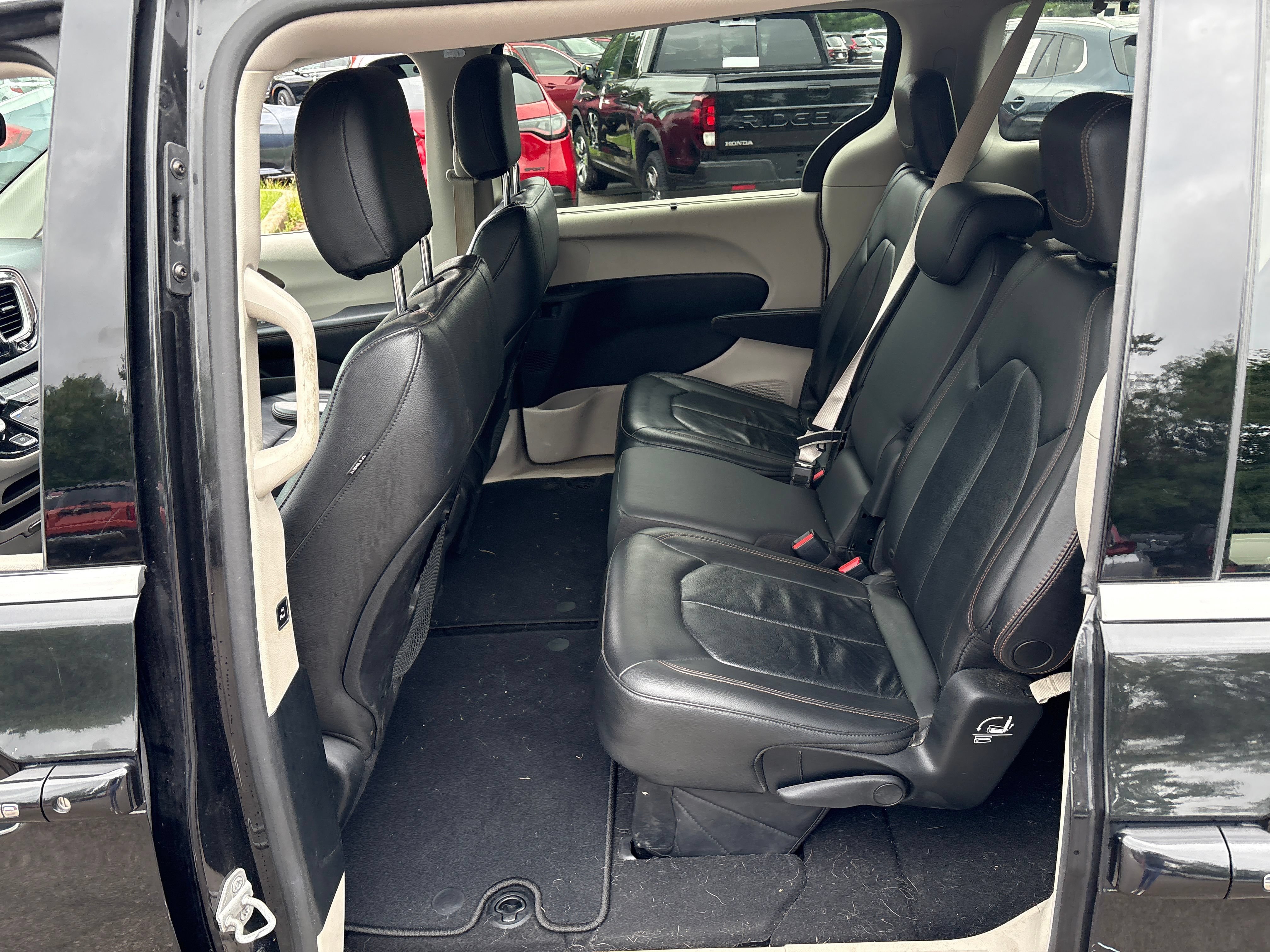Used 2017 Chrysler Pacifica Touring-L FWD image 8