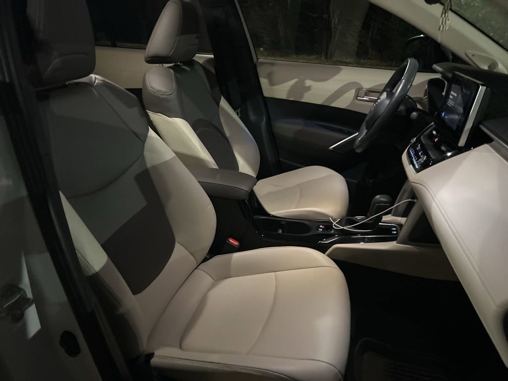 Used 2024 Toyota Corolla Cross XLE image 18