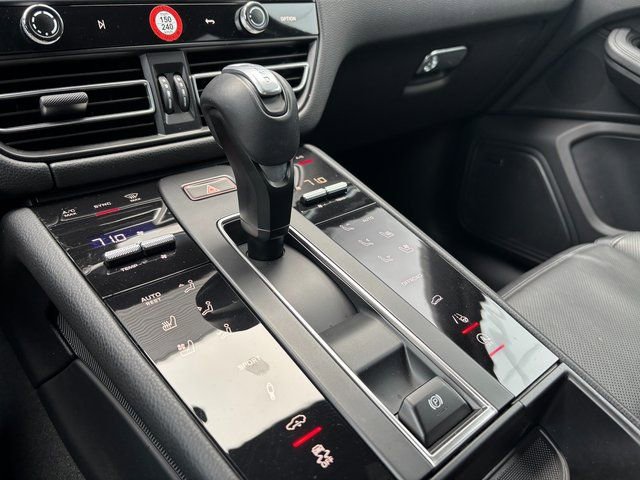 Used 2025 Porsche Macan AWD/4WD image 21