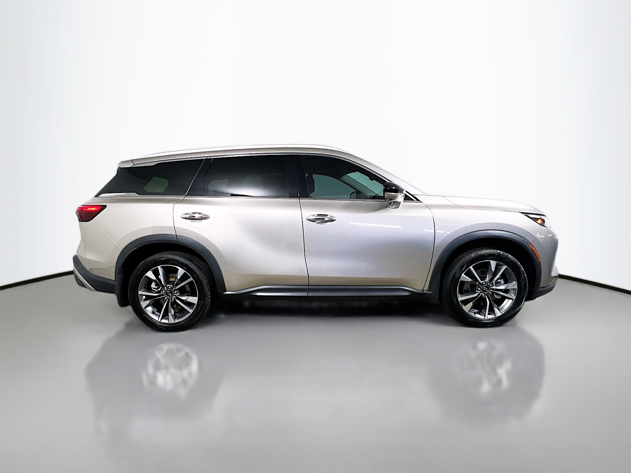 Used 2023 INFINITI QX60 Luxe w/ Cargo Package FWD image 3