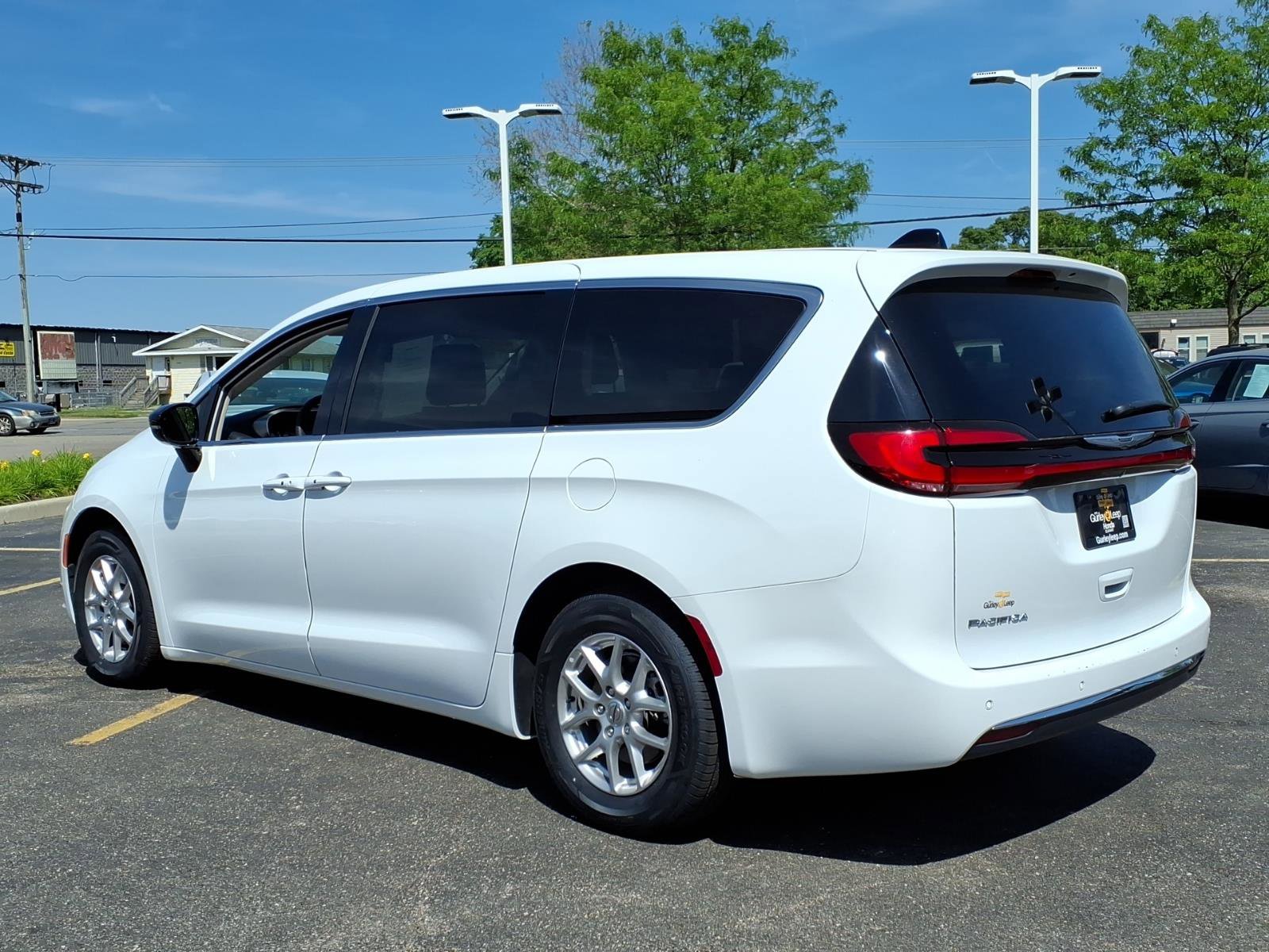 Used 2024 Chrysler Pacifica Touring-L FWD image 7