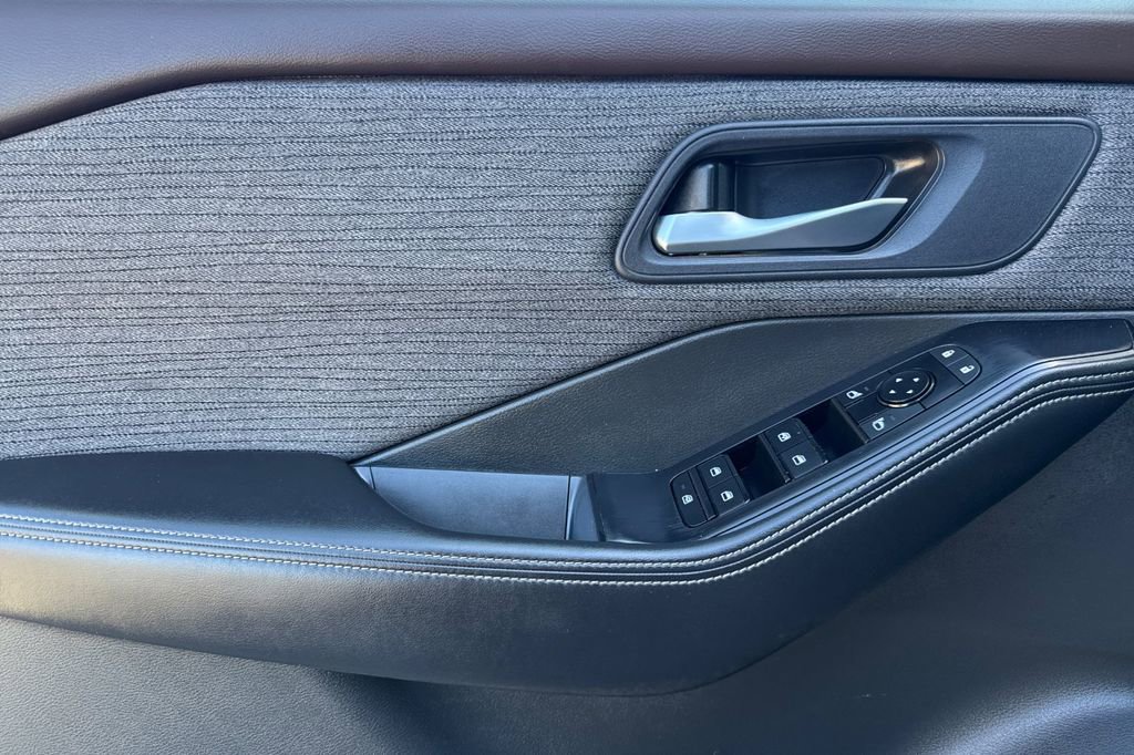 Used 2023 Nissan Rogue SV image 11