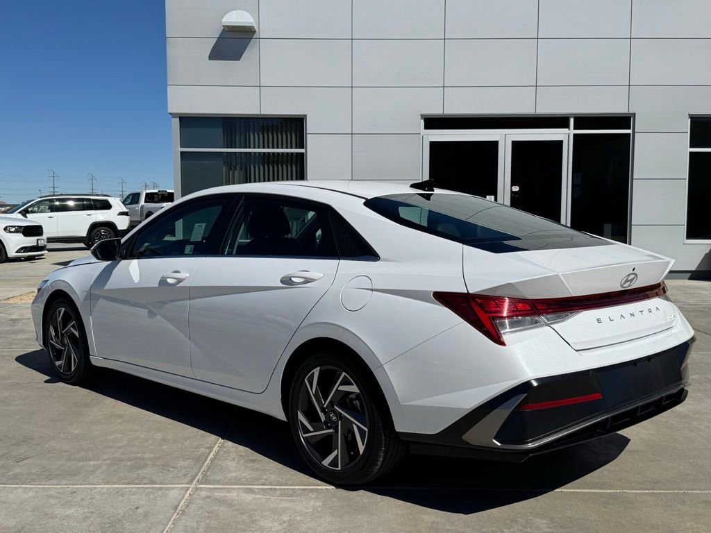 Used 2025 Hyundai Elantra Limited image 4