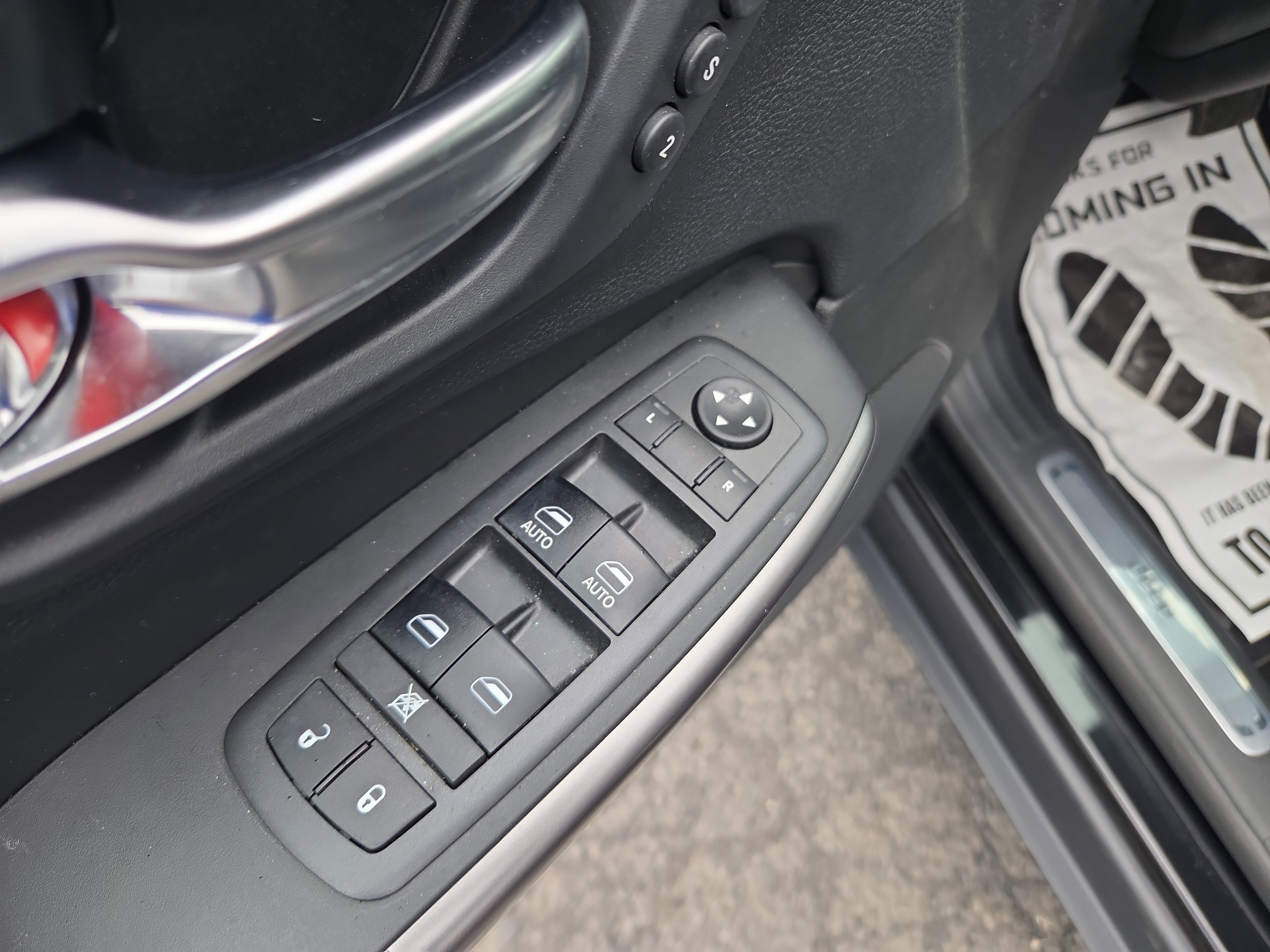 Used 2019 Jeep Cherokee Limited image 16