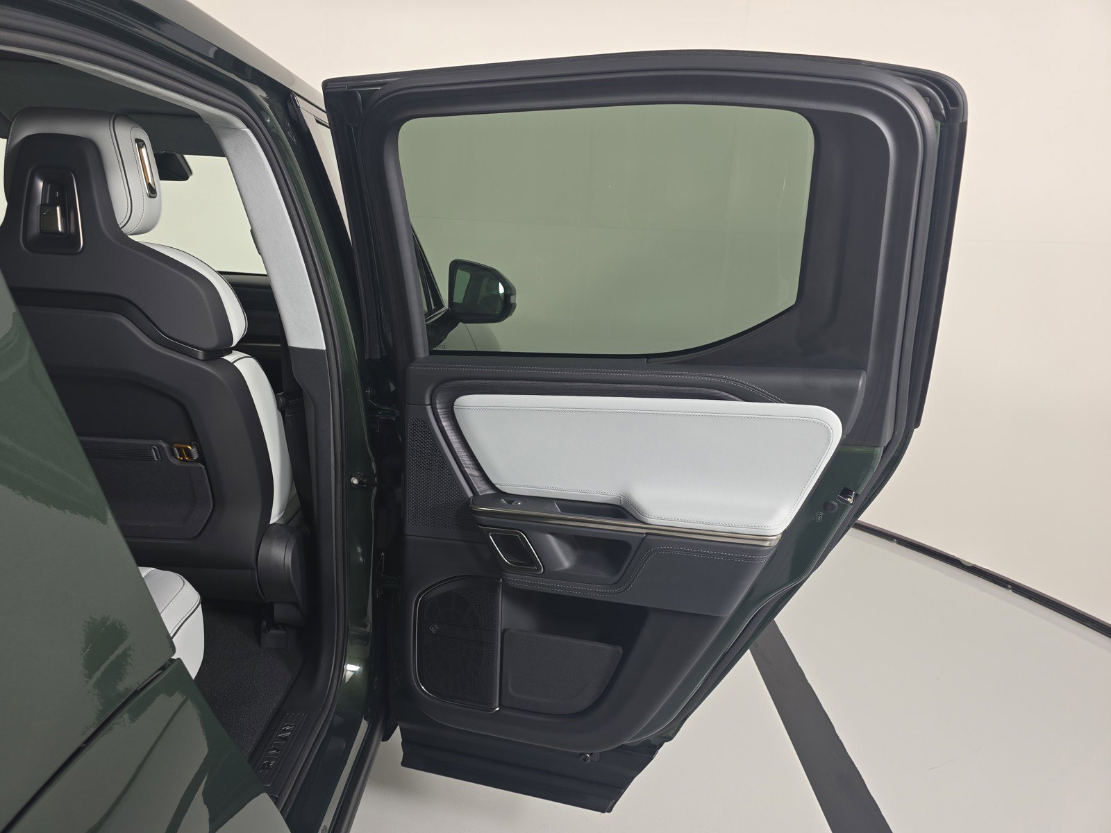 Used 2024 Rivian R1T Adventure AWD/4WD image 19