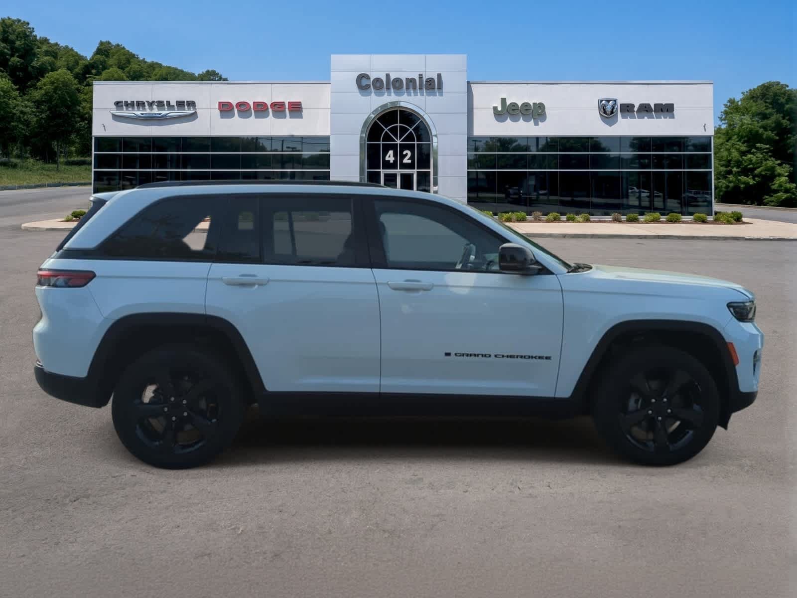Used 2023 Jeep Grand Cherokee Altitude AWD/4WD image 7