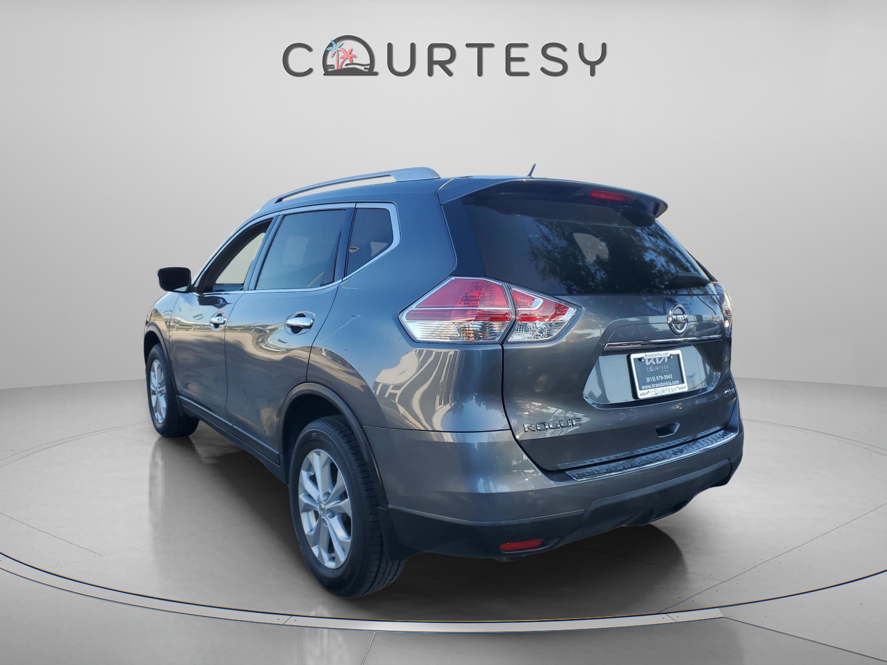 Used 2016 Nissan Rogue SV image 2