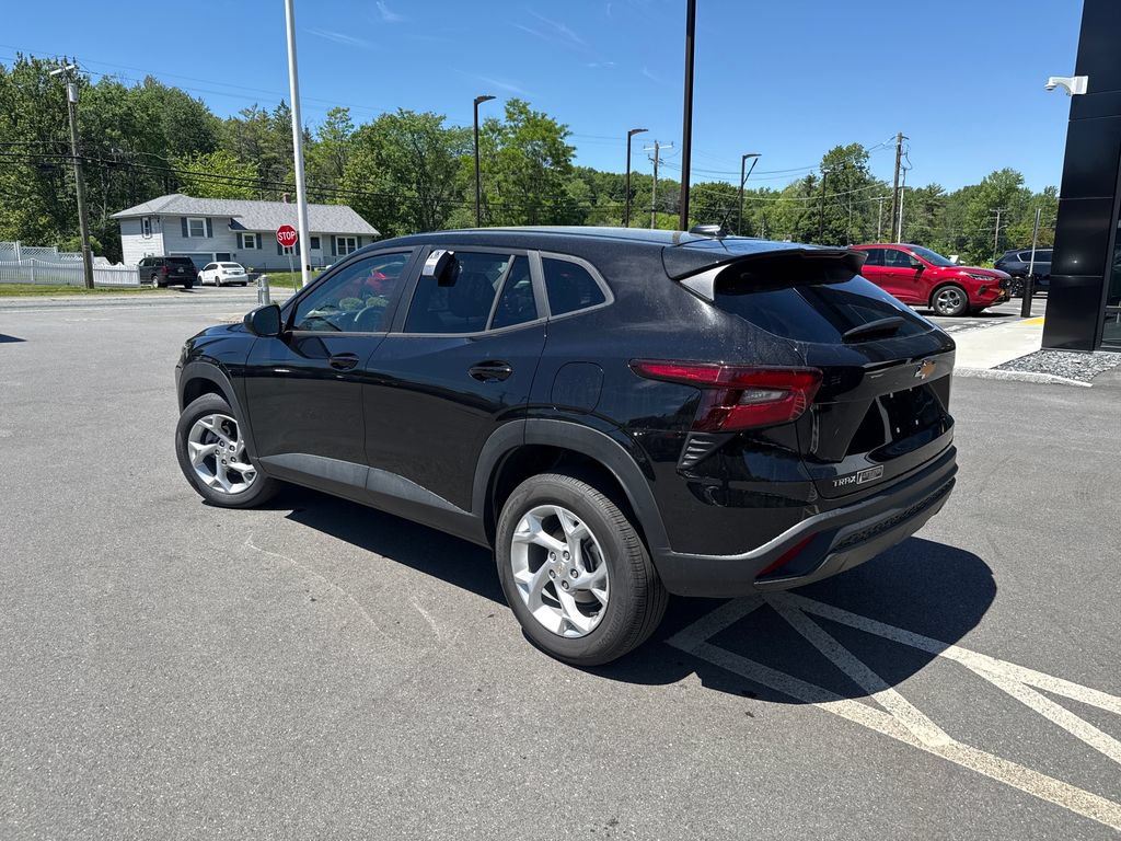 Used 2026 Chevrolet Trax LS w/ LS Convenience Package FWD image 3