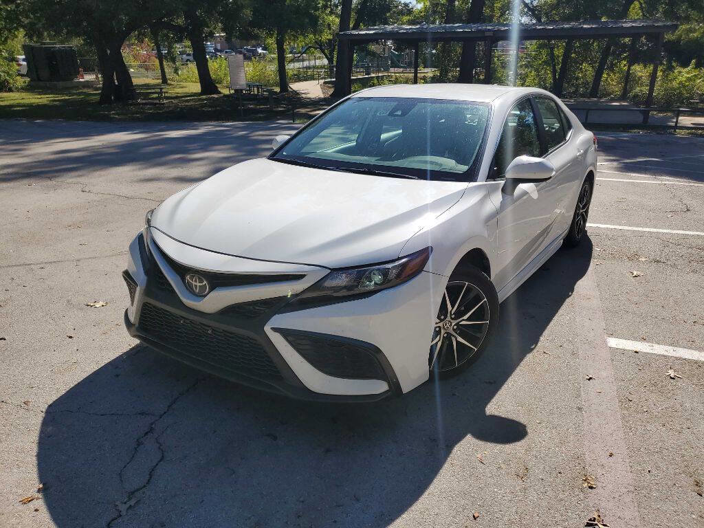 Used 2021 Toyota Camry SE image 2