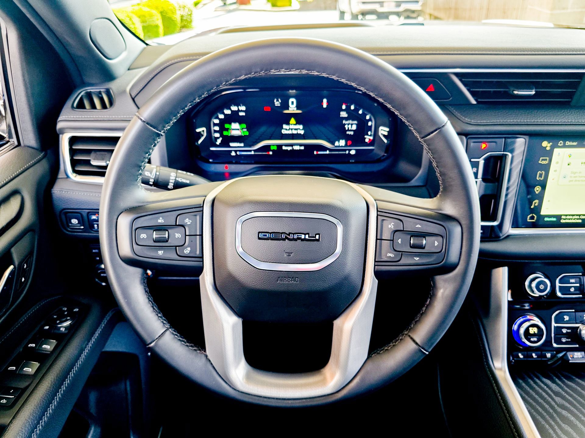 Used 2024 GMC Yukon XL Denali image 32