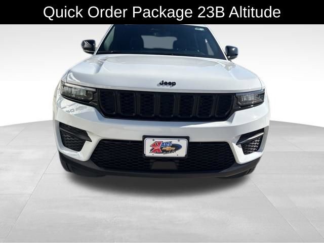 Used 2023 Jeep Grand Cherokee Altitude image 2