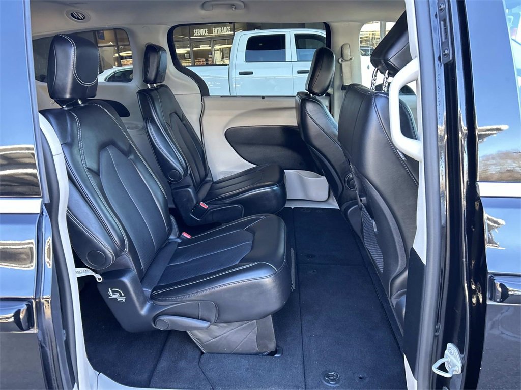 Used 2024 Chrysler Pacifica Touring-L image 15