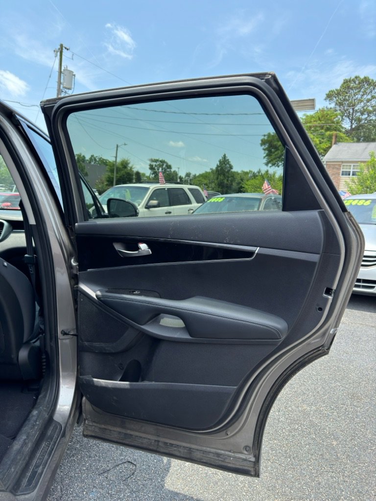 Used 2017 Kia Sorento L image 14