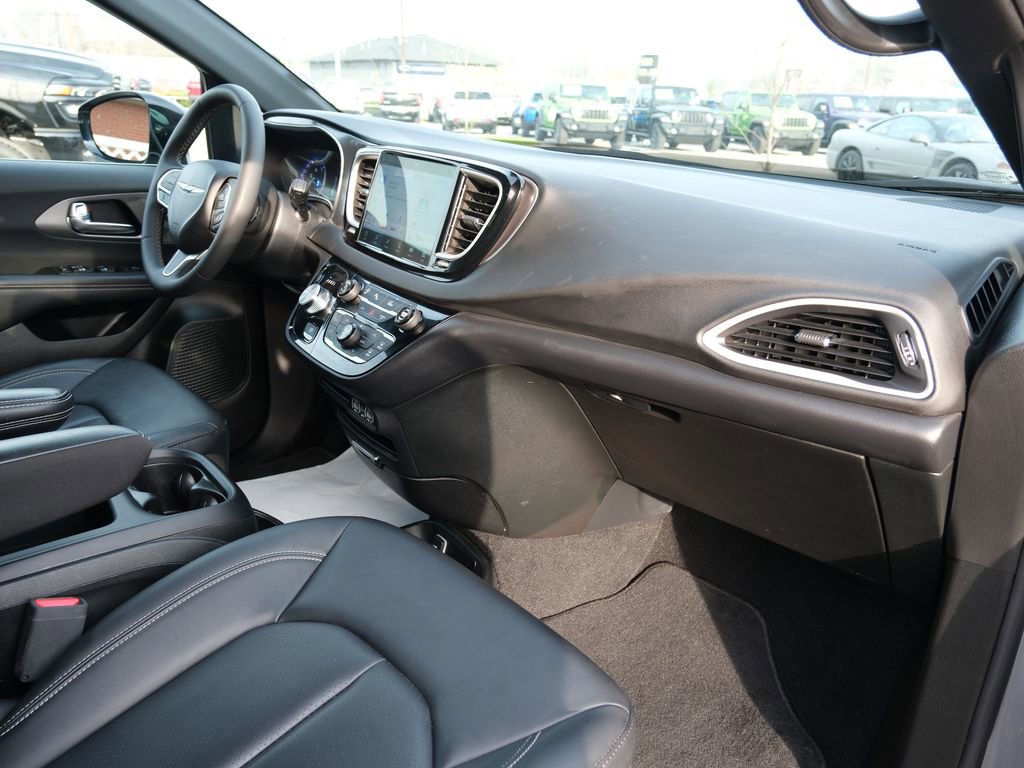 Used 2025 Chrysler Pacifica Select image 31