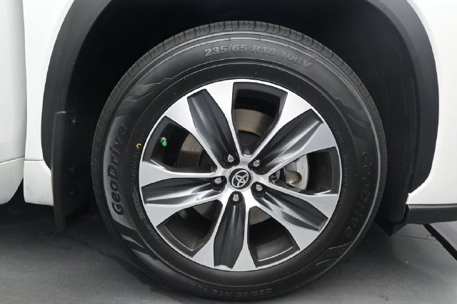 Used 2024 Toyota Highlander XLE AWD/4WD image 20