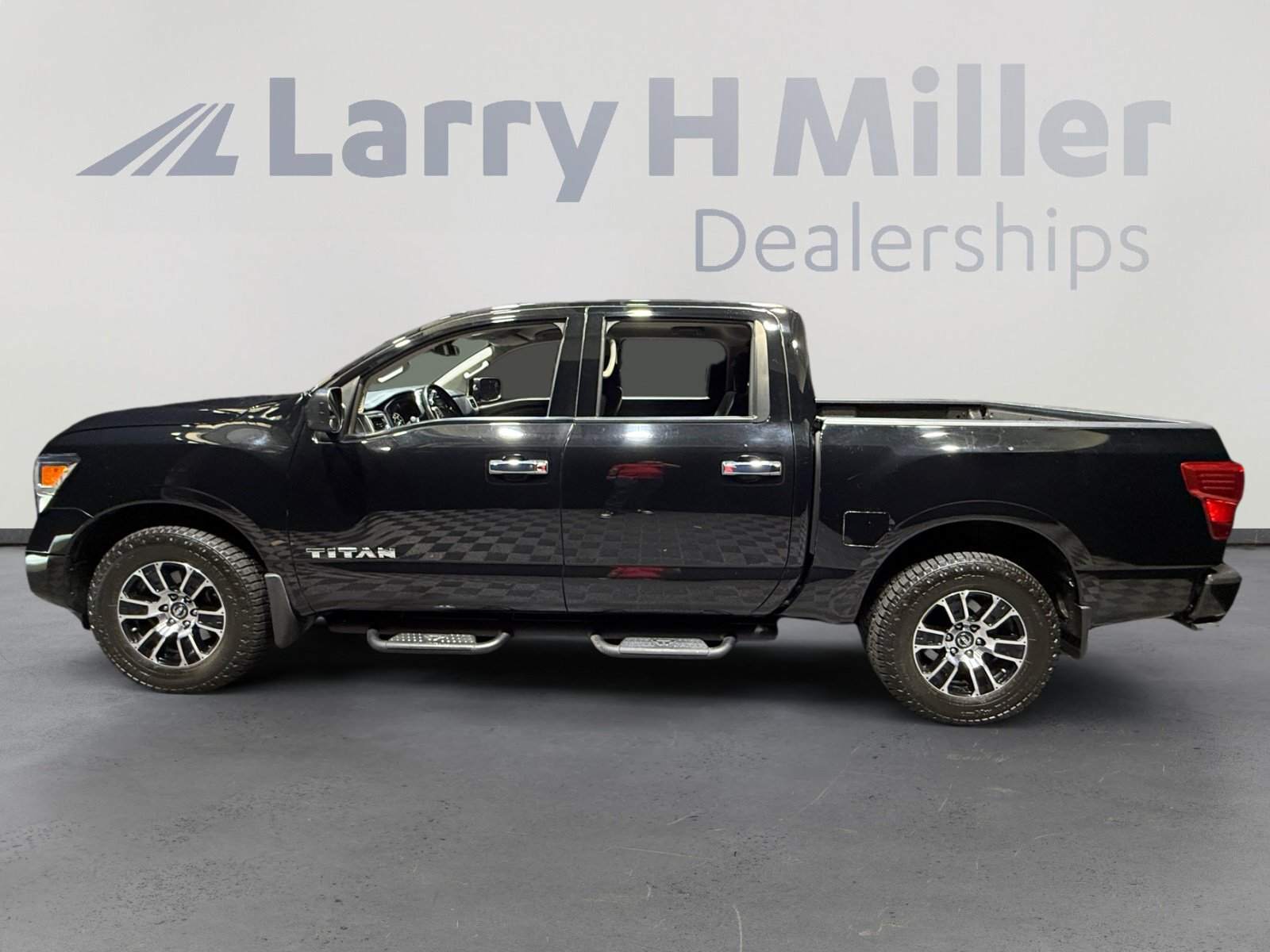 Used 2021 Nissan Titan SV w/ SV Convenience Package AWD/4WD image 2