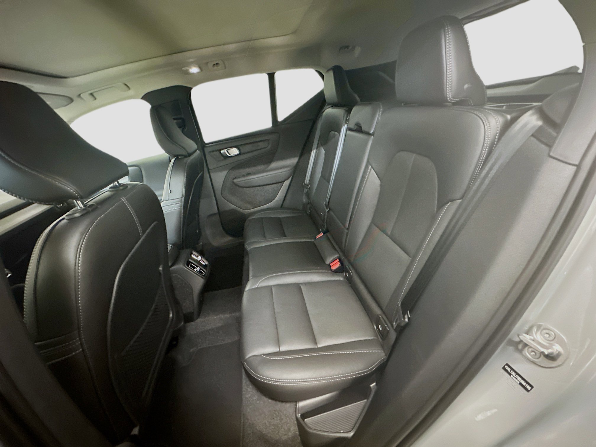 Used 2025 Volvo XC40 B5 Core image 30