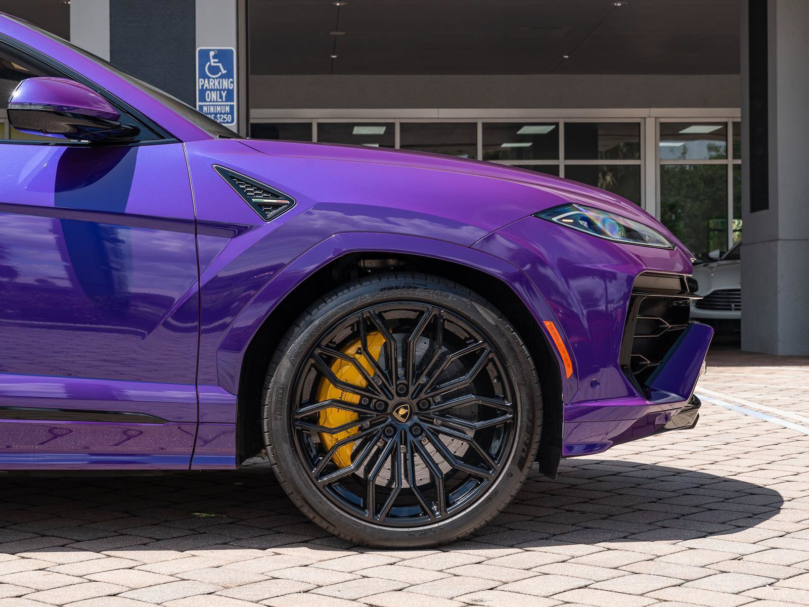 Used 2025 Lamborghini Urus SE AWD/4WD image 45