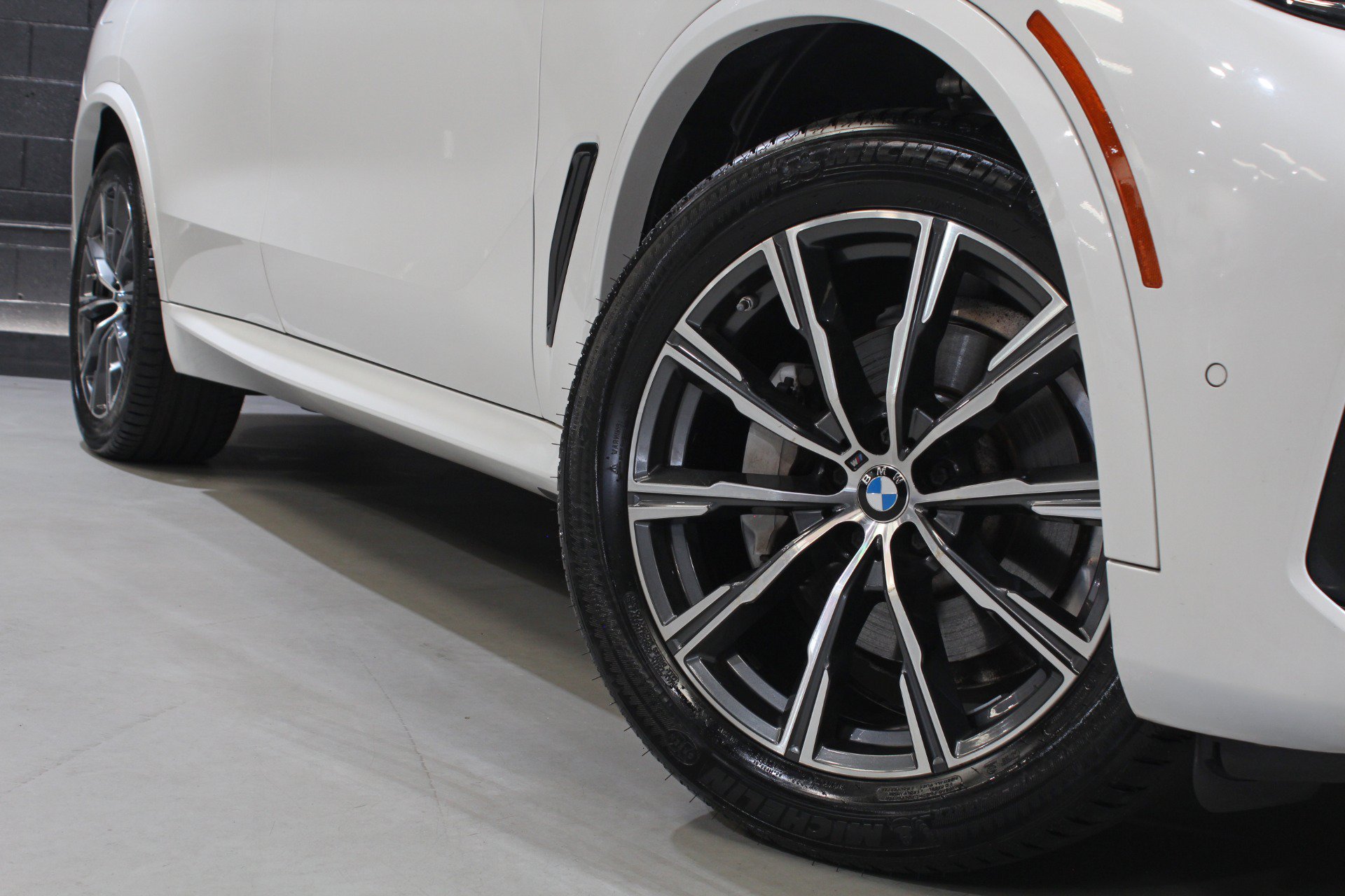 Used 2021 BMW X5 xDrive40i w/ M Sport Package AWD/4WD image 19