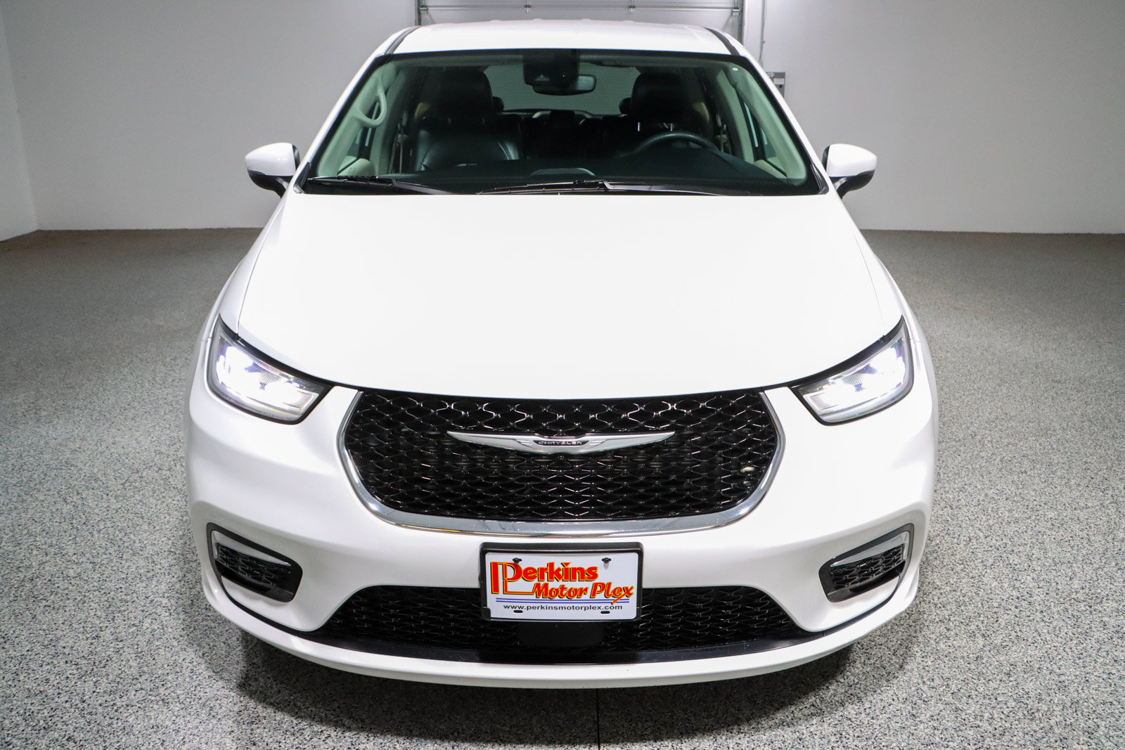Used 2023 Chrysler Pacifica Touring-L FWD image 4