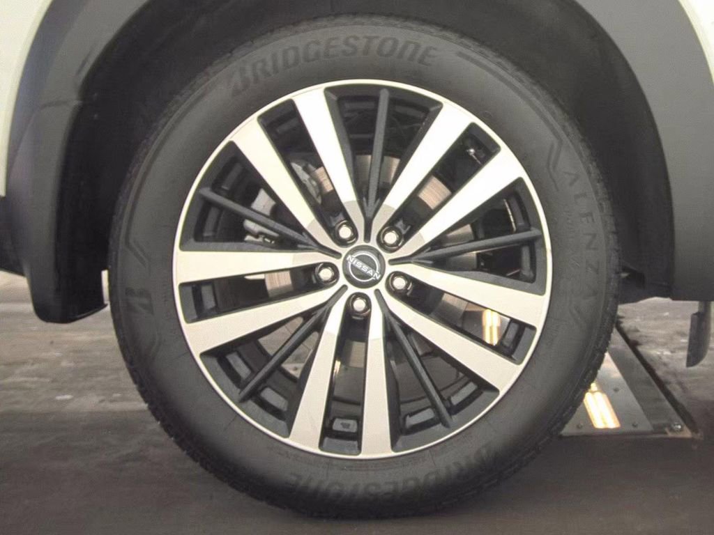 Used 2025 Nissan Pathfinder Platinum image 9