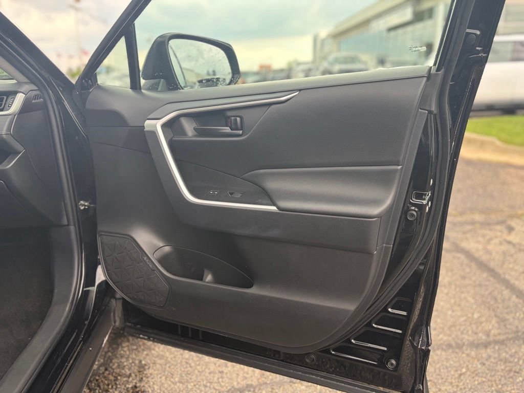 Used 2025 Toyota RAV4 LE AWD/4WD image 15