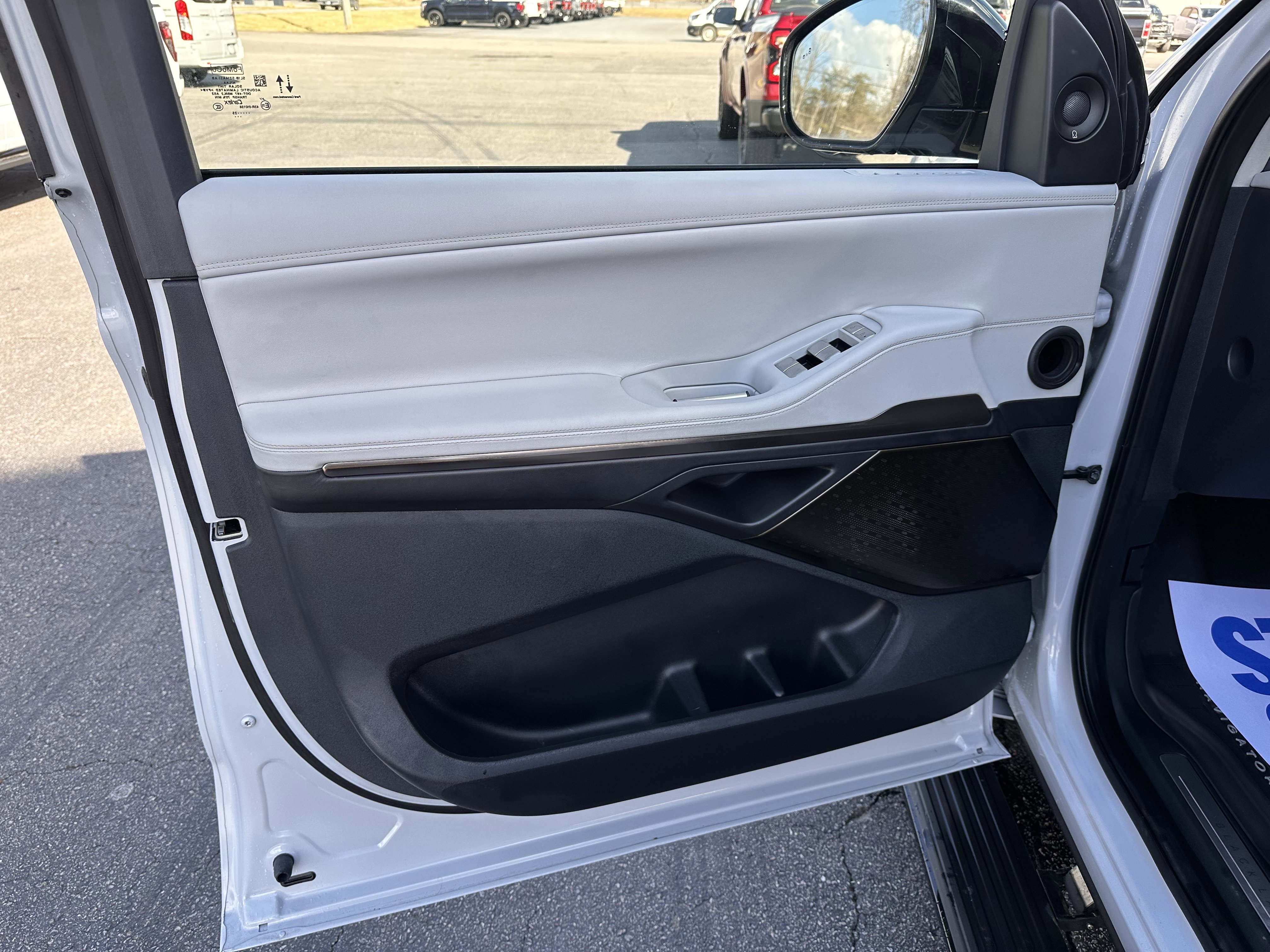 Used 2025 Lincoln Navigator L Black Label w/ Black Label Special Edition image 9