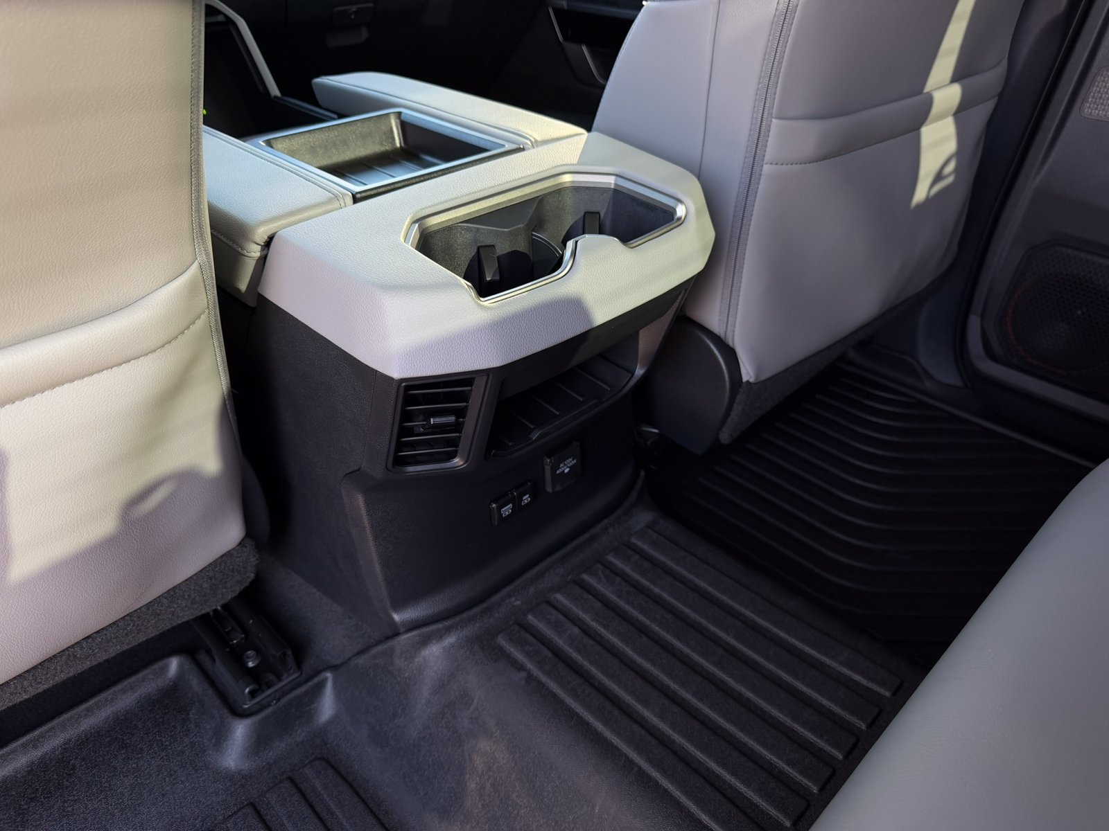 Used 2024 Toyota Tundra Limited AWD/4WD image 29