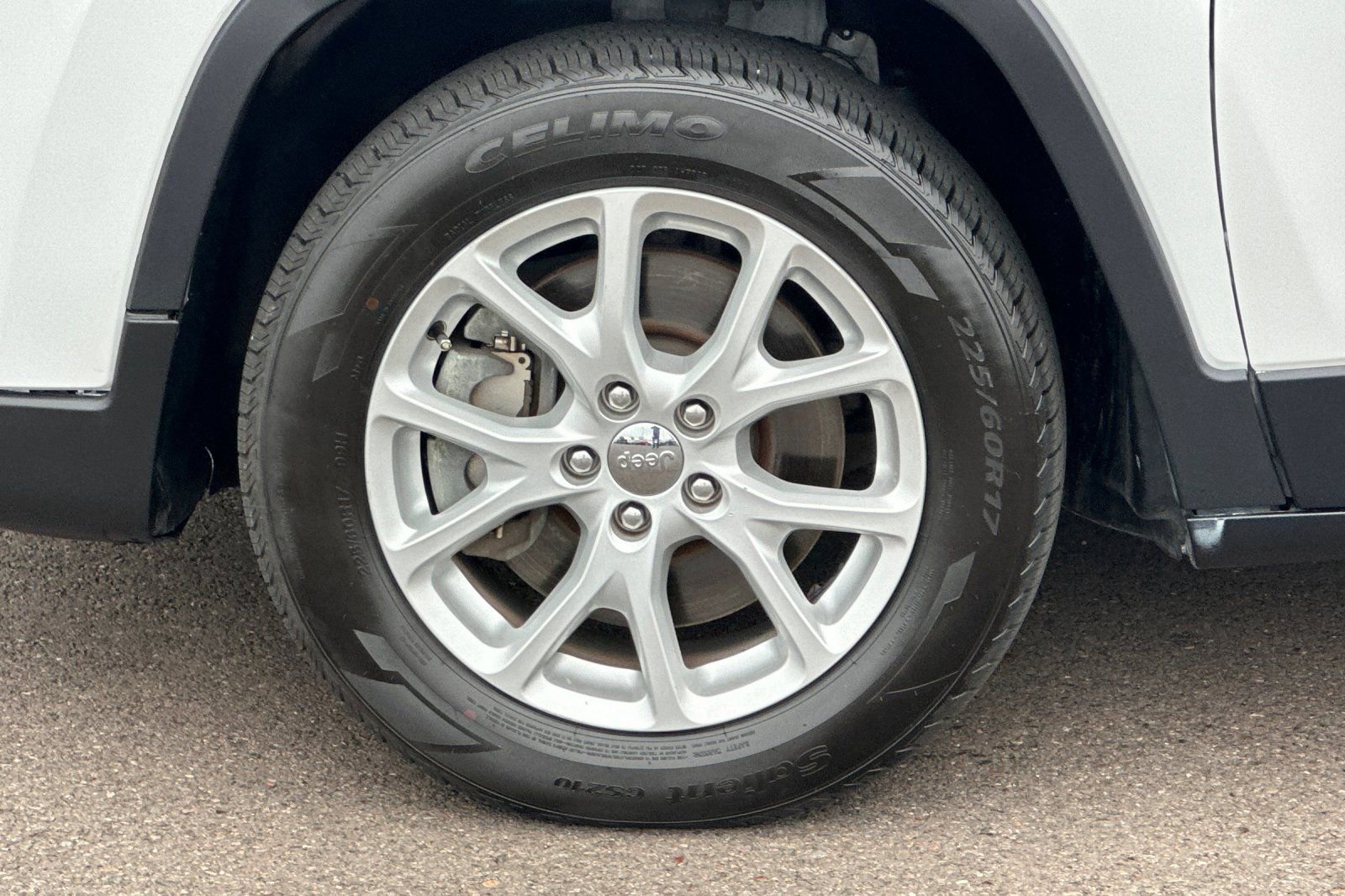 Used 2019 Jeep Cherokee Limited image 24