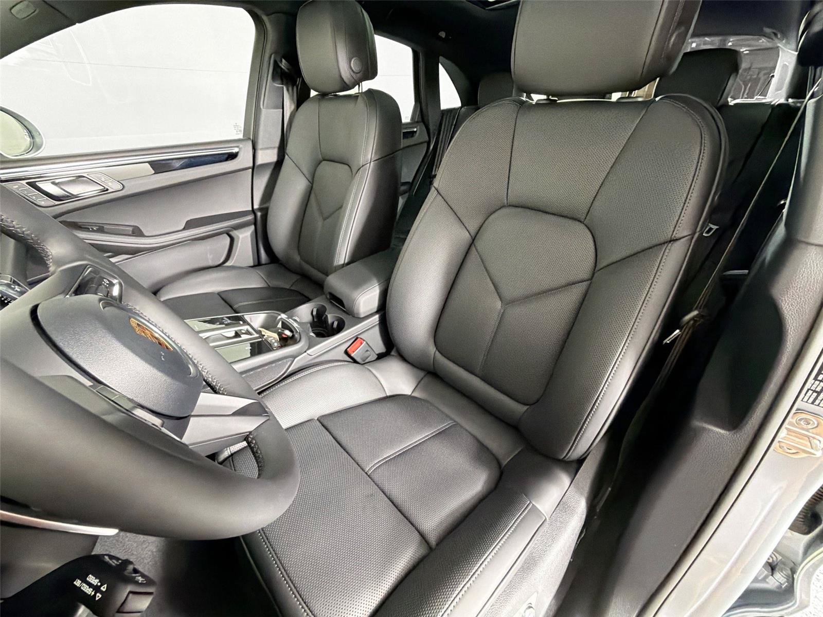 Certified 2026 Porsche Macan Turbo AWD/4WD image 5