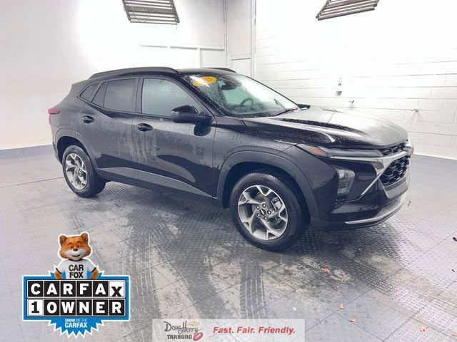 Used 2025 Chevrolet Trax LT w/ LT Convenience Package image 3