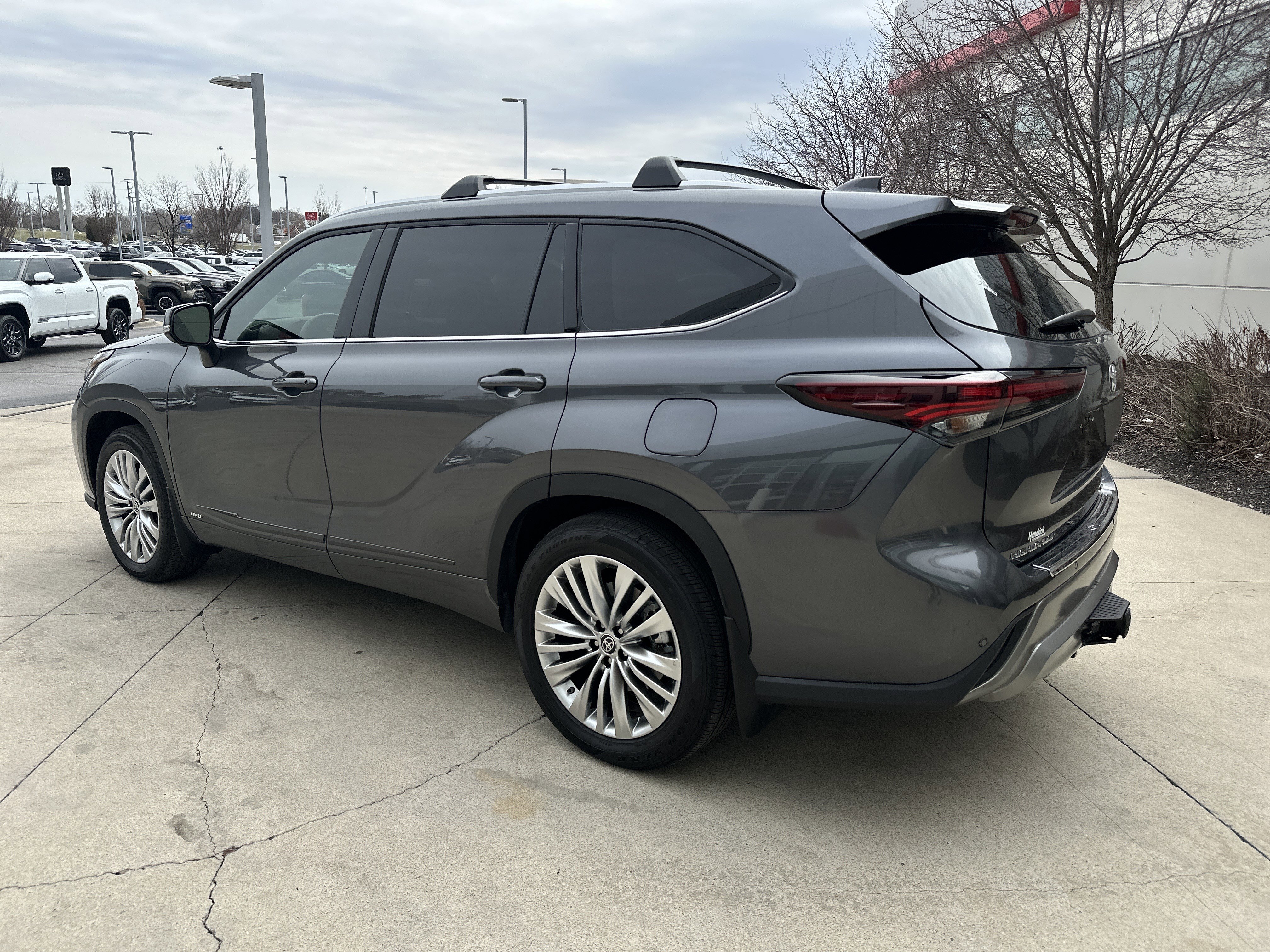 Used 2025 Toyota Highlander Platinum image 7