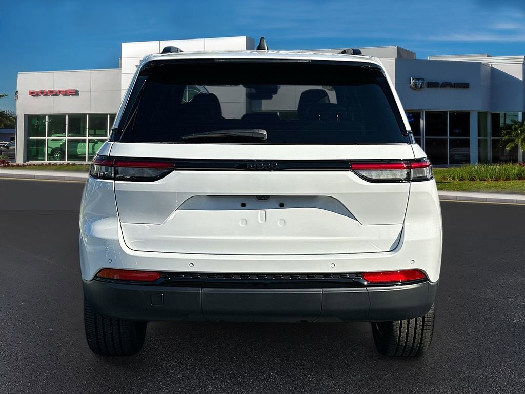 Used 2025 Jeep Grand Cherokee Laredo RWD image 7