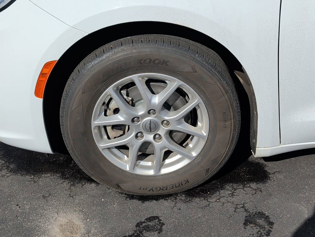 Used 2022 Chrysler Pacifica Touring-L image 6