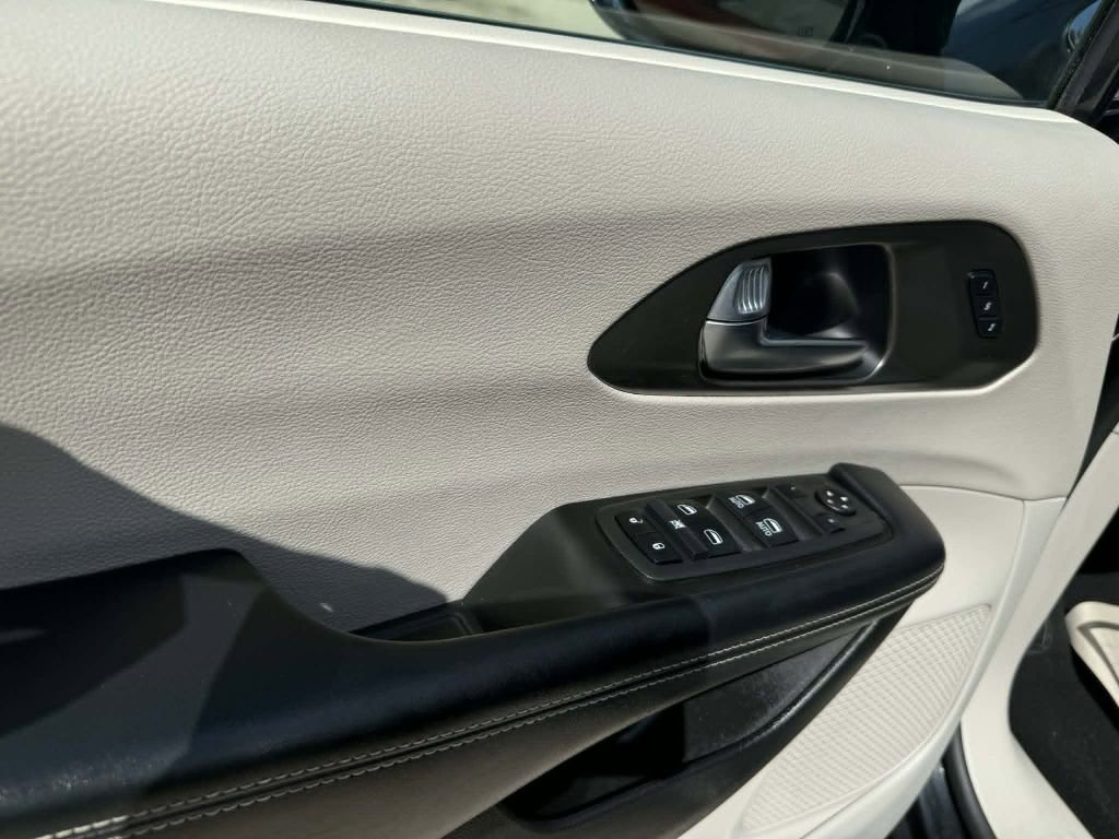 Used 2022 Chrysler Pacifica Touring-L FWD image 29