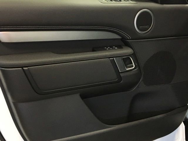 New 2024 Land Rover Discovery Dynamic SE image 9