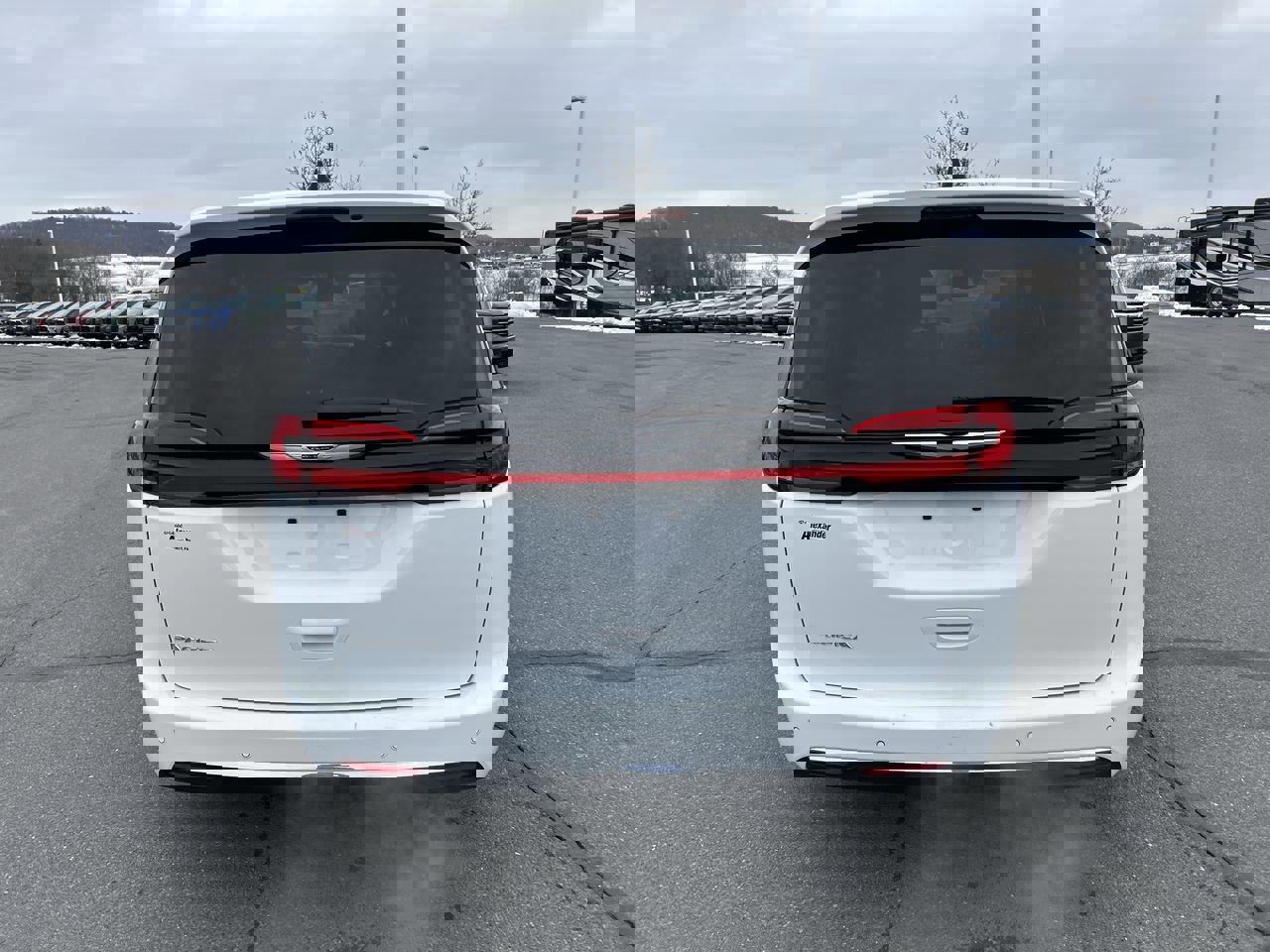 Used 2024 Chrysler Pacifica Touring-L image 6