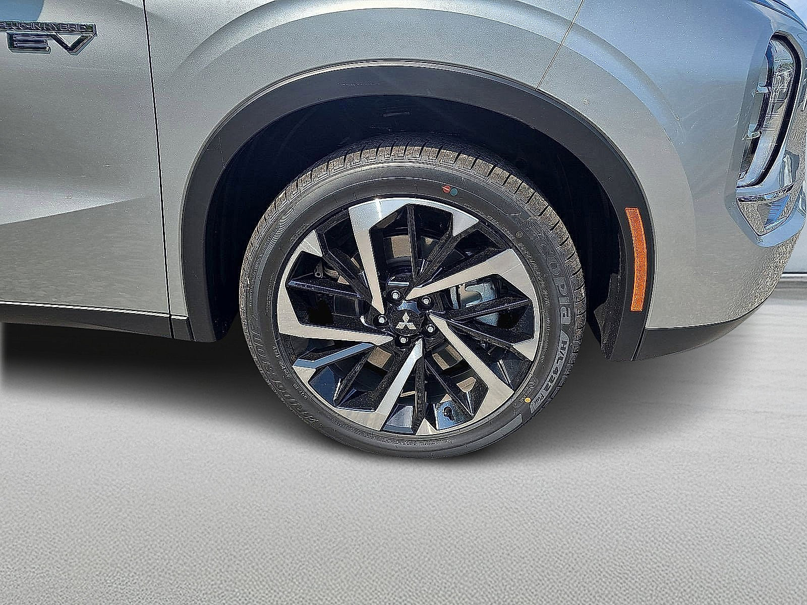 New 2025 Mitsubishi Outlander SE image 2