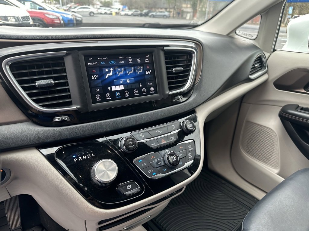 Used 2019 Chrysler Pacifica Touring-L image 14