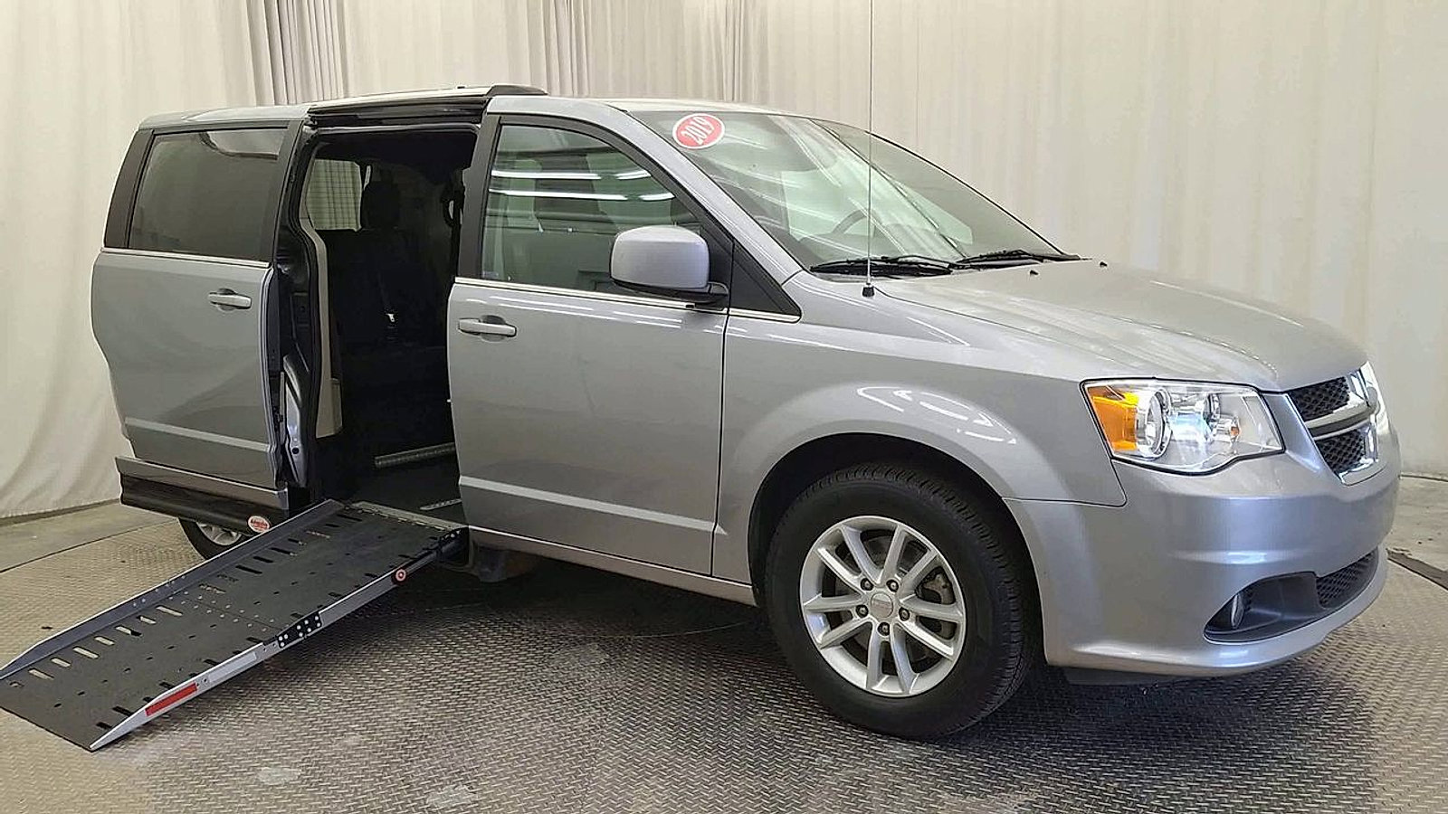 Used 2019 Dodge Grand Caravan SXT image 5