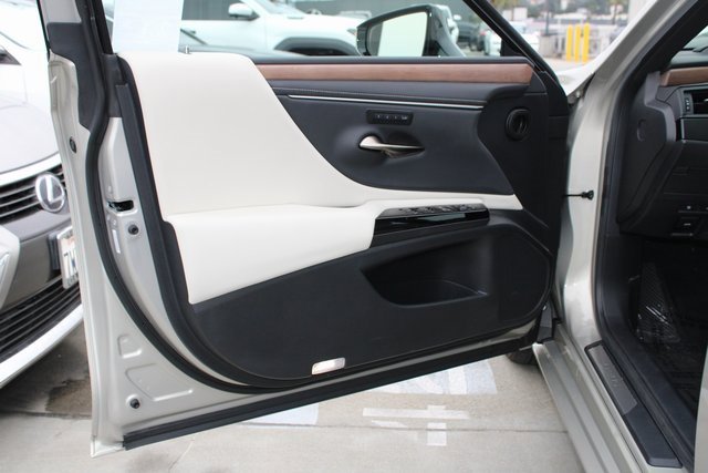 Certified 2025 Lexus ES 300h w/ Premium Package image 11